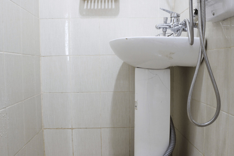 Bathroom 5, Cozy Studio Apartment Harvard Jatinangor By Travelio, Sumedang