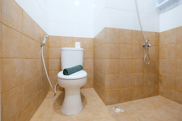 Bedroom 4, Comfy Studio Apartment @ Green Pramuka City By Travelio, Central Jakarta