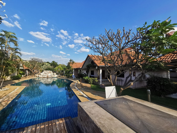 Thai Crystal Resident, Si Racha