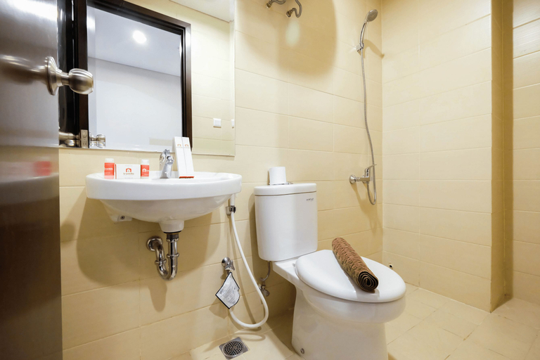 Bathroom 5, Simply Studio Saveria Apartment near ICE BSD By Travelio, Tangerang
