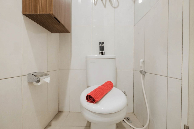 Bathroom 5, Homey Studio Room at Grand Kamala Lagoon Apartment By Travelio, Bekasi