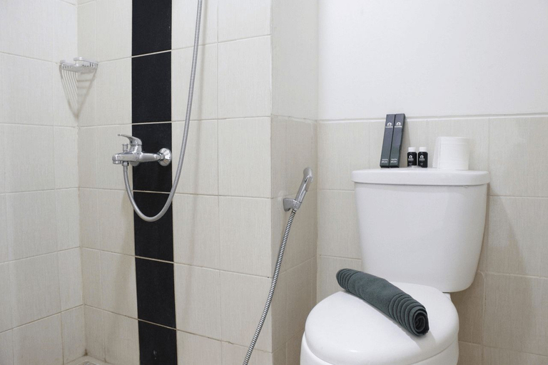 Bathroom 5, Convenient Studio Apartment at Harvard Jatinangor By Travelio, Sumedang