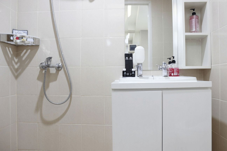 Bathroom 5, Luxurious 1BR Apartment @ Parahyangan Residence By Travelio, Bandung