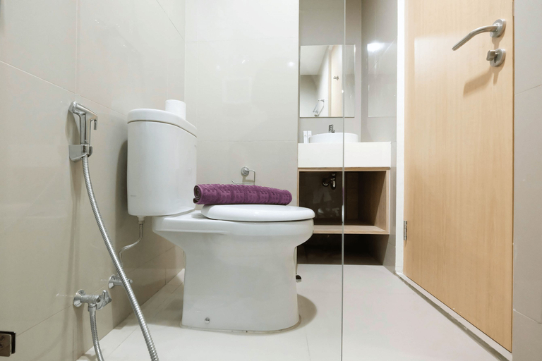 Bathroom 5, Cozy Studio Tree Park Apartment near ICE BSD City By Travelio, Tangerang Selatan