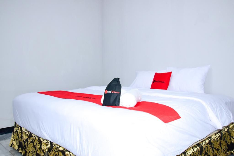 RedDoorz Plus near Mall Kelapa Gading, East Jakarta