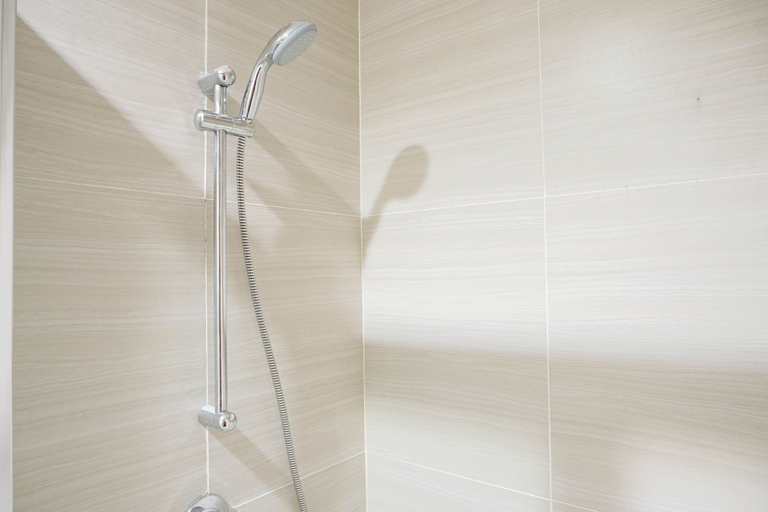 Bathroom 5, Relax and Comfy with Pool View @ Studio West Vista Apartment By Travelio, West Jakarta