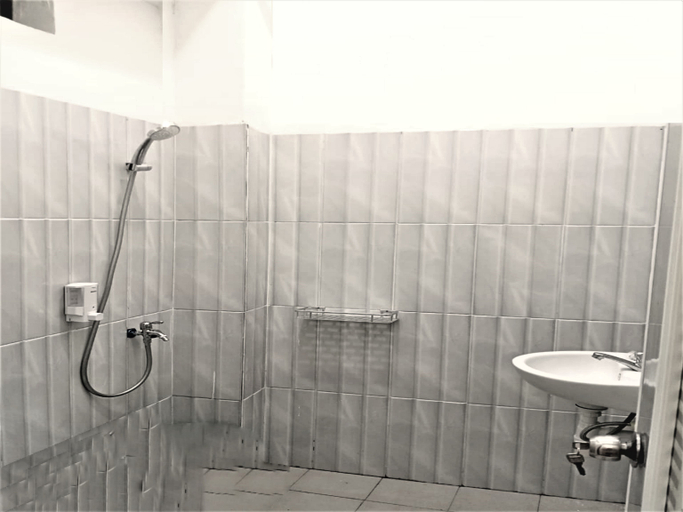 Bathroom 5, Penginapan Tentrem, Rembang