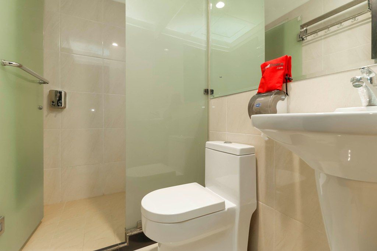 Bathroom 4, RedDoorz Plus near Halim Perdanakusuma 2, East Jakarta
