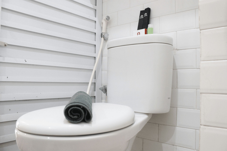 Bathroom 5, Classic and Comfy 2BR @ Gateway Pasteur Apartment By Travelio, Bandung