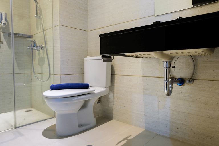 Bathroom 5, Modern and Cozy 1BR Brooklyn Alam Sutera Apartment By Travelio, Tangerang