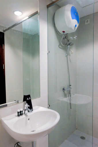Bathroom 5, Homey Studio at Casa De Parco Apartment By Travelio, Tangerang