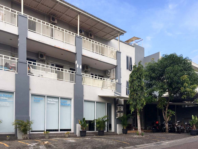 Exterior & Views 2, RedDoorz @ Citraland Surabaya, Surabaya