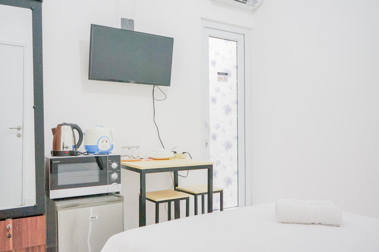 Minimalist and Simple Studio Apartment Aeropolis Residence By Travelio, Tangerang