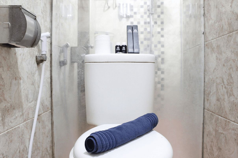 Bathroom 5, Parquette 2BR Gateway Ahmad Yani Cicadas Apartment By Travelio, Bandung