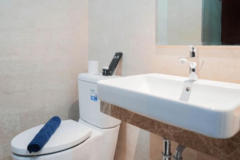 Bathroom 5, Minimalist and Homey Studio Menteng Park Apartment By Travelio, Central Jakarta