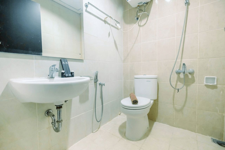 Bathroom 5, Spacious and Comfy 2BR Nifarro Park Apartment By Travelio, Jakarta Selatan