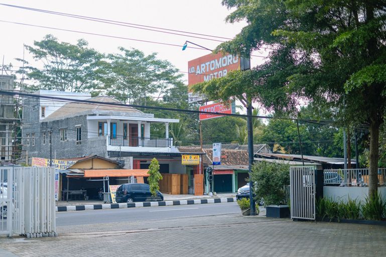 Exterior & Views 5, RedDoorz @ Artomoro Guest House, Sleman