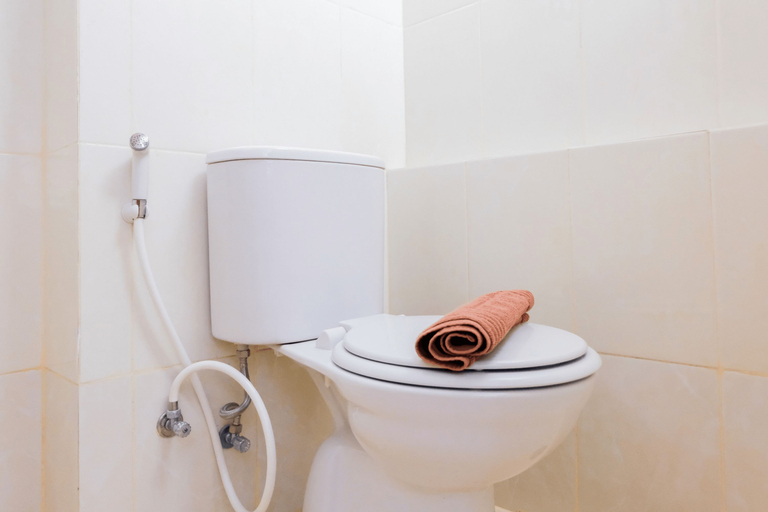 Bathroom, Elegant 1BR at Green Lake View Apartment By Travelio, Tangerang Selatan