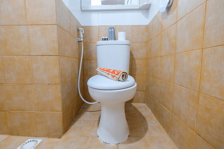Bathroom 4, Mini Studio Green Pramuka Apartment By Travelio, Jakarta Pusat