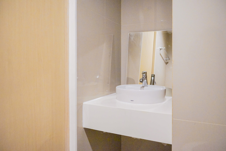 Bedroom 5, Elegant Studio Tree Park Apartment By Travelio, South Tangerang