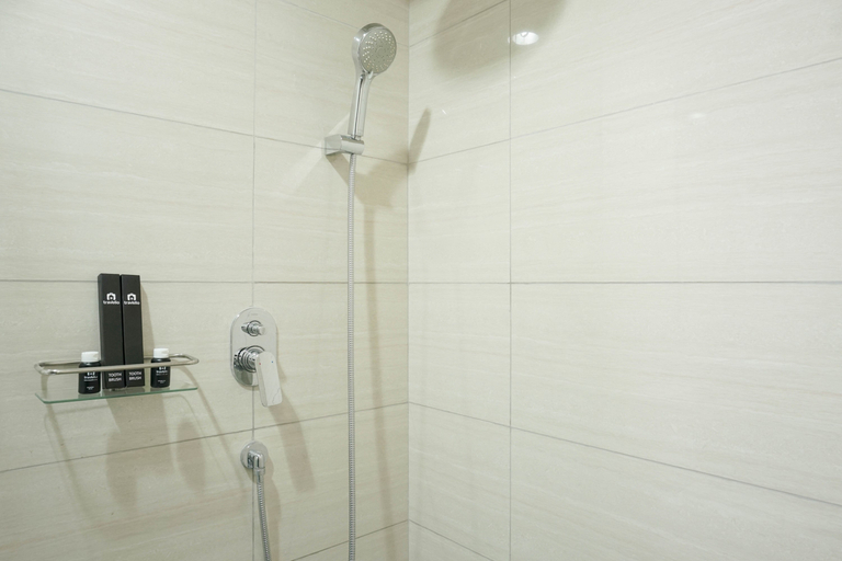 Bathroom 5, Lavish 1BR at Ciputra International Apartment By Travelio, Jakarta Barat