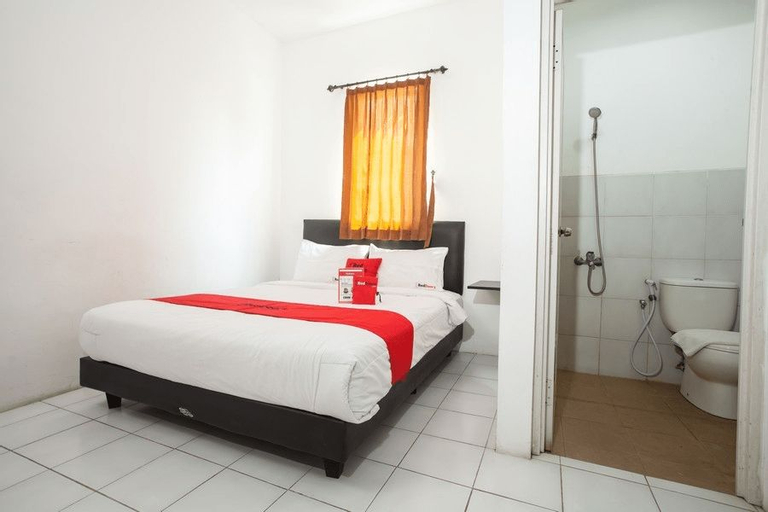 Bedroom 5, RedDoorz Plus near Galaxy Mall, Surabaya