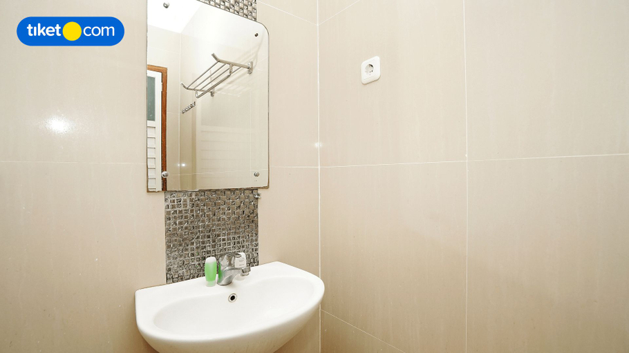 Bathroom 5, The Kanjeng Hotel Kuta, Badung