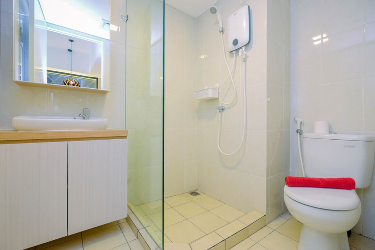 Bathroom 5, Relax 3BR Apartment at M-Town Residence By Travelio, Tangerang