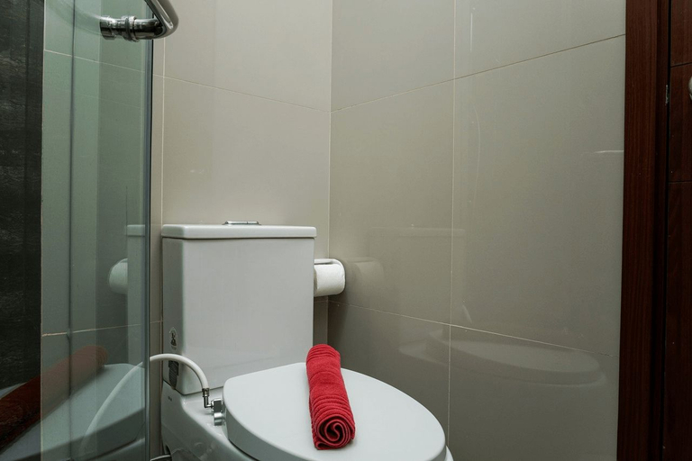 Bathroom 4, Fabulous 2BR Lucky Tower Apartment By Travelio, West Jakarta
