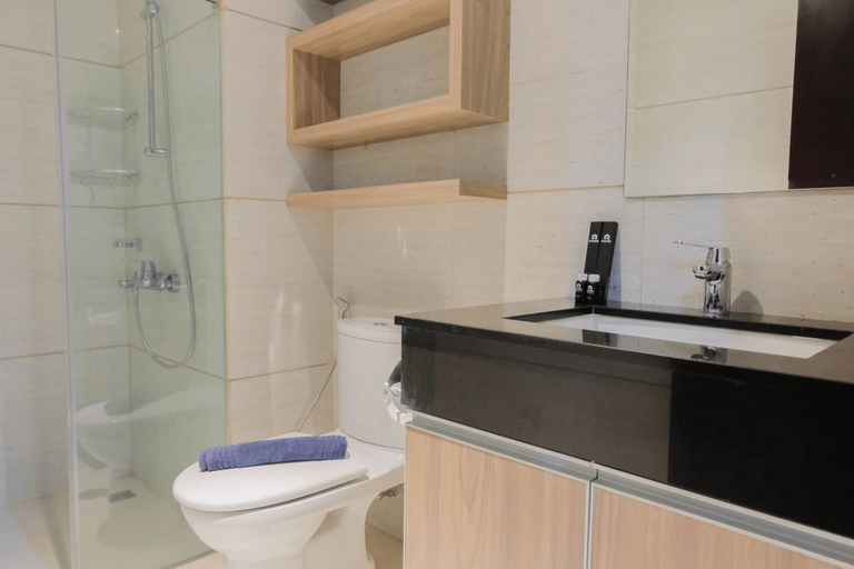Bathroom 5, Modern Look 1BR at Brooklyn Alam Sutera Apartment By Travelio, Tangerang