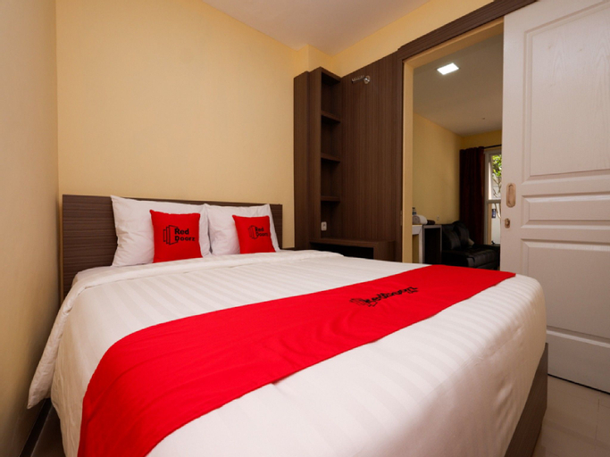 RedDoorz Plus near Paragon Mall Semarang, Semarang