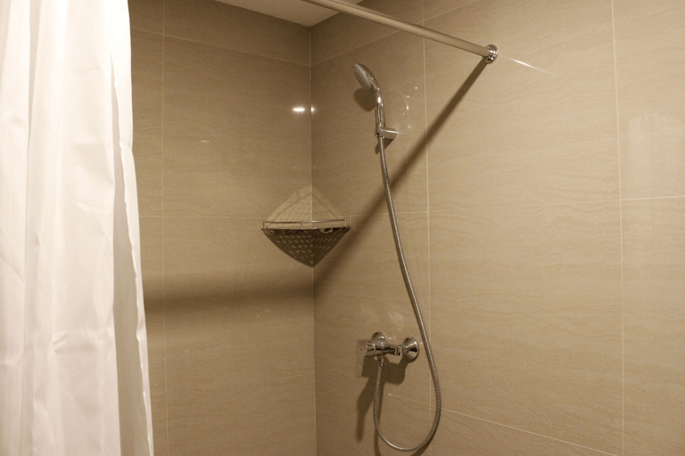 Bathroom 5, Loft Studio Apartment @ Galeri Ciumbuleuit 3 near Dago By Travelio, Bandung