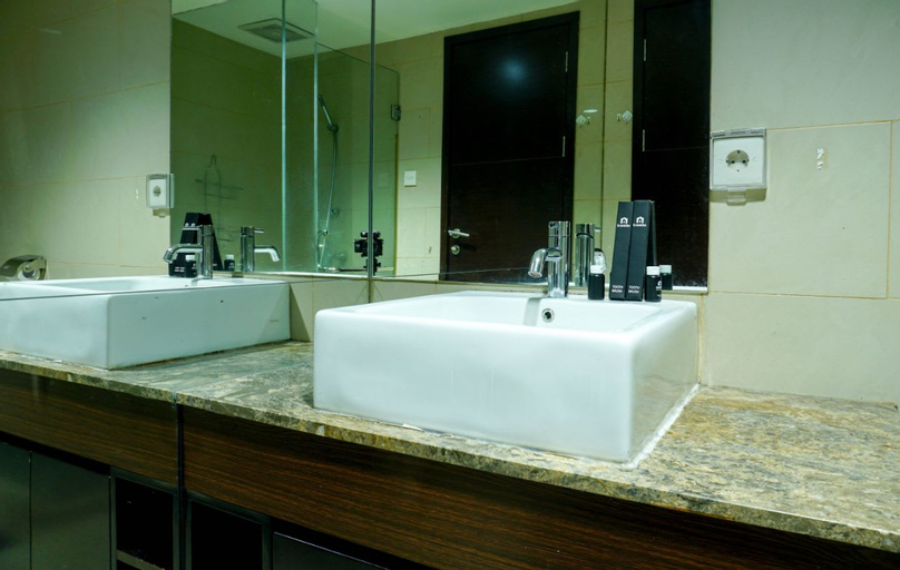 Bedroom 5, Comfy Luxurious 3BR Gandaria Heights Apartment By Travelio, South Jakarta