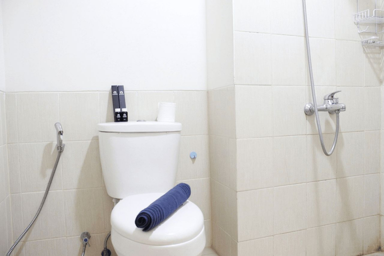 Bathroom 2, Chic Studio Apartment at Harvard Jatinangor By Travelio, Sumedang