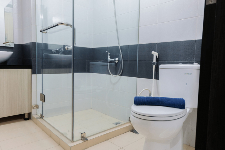 Bathroom 5, Brand New Cozy Studio at Scientia Apartment By Travelio, Tangerang