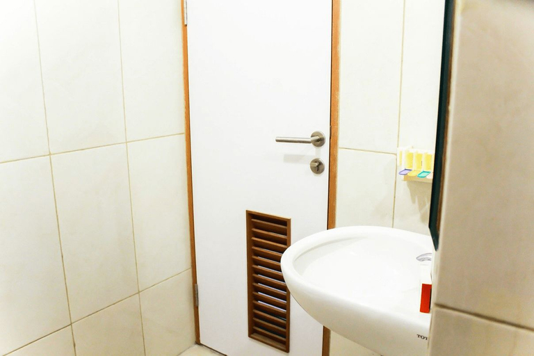 Bathroom 4, Pool View Studio Room Apartment The Nest Puri By Travelio, Tangerang
