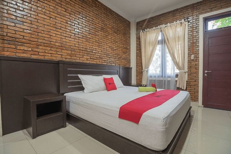 Bedroom 1, RedDoorz Plus near Cambridge City Square 2, Medan