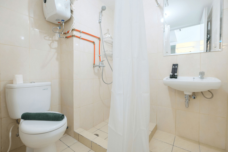 Bedroom 5, Elegant Studio at Springlake Summarecon Bekasi Apartment By Travelio, Bekasi
