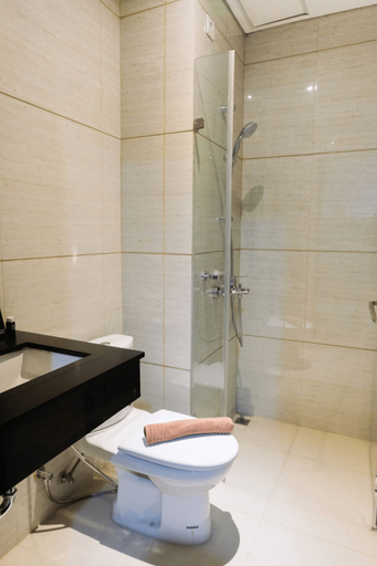 Bathroom 5, Cozy Studio Apartment at Brooklyn Alam Sutera By Travelio, Tangerang