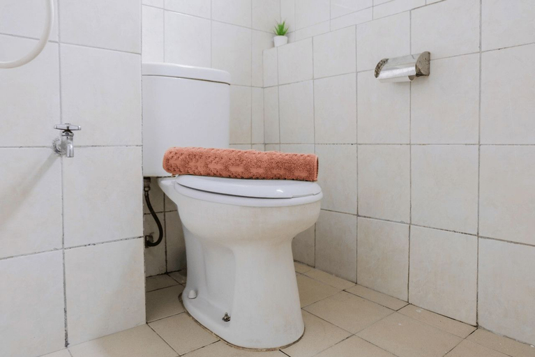 Bathroom 5, Minimalist Studio at Bintaro Park View Apartment By Travelio, Jakarta Selatan