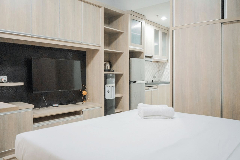 Bedroom 2, Comfy Studio at Trimezia Beverly 90210 Apartment By Travelio, Tangerang
