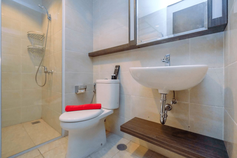 Bathroom 5, Fully Furnished and Comfortable 1BR Mustika Golf Apartment By Travelio, Cikarang