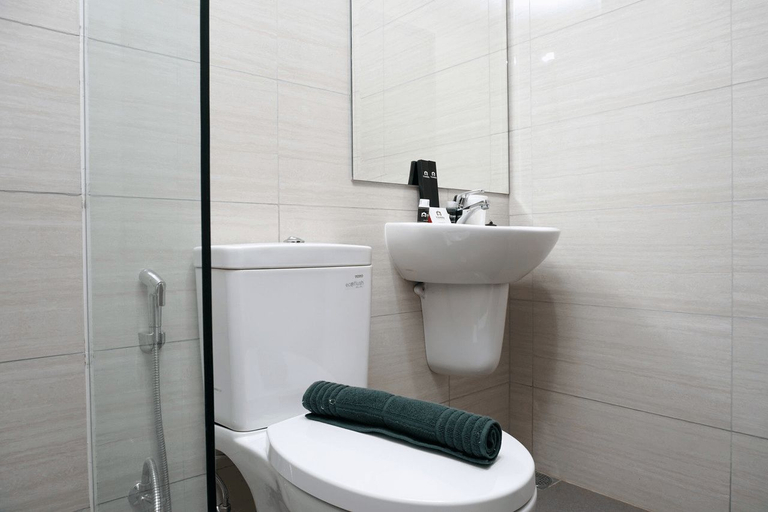 Bathroom 5, Strategic 1BR Apartment at Ciputra International By Travelio, Jakarta Barat