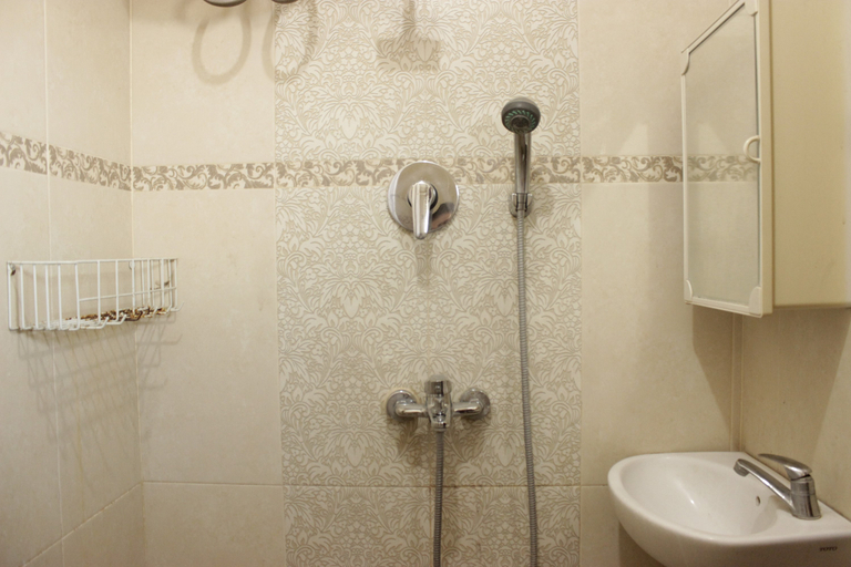 Bathroom 4, Strategic & Comfy Studio at Gateway Cicadas Apartment By Travelio, Bandung