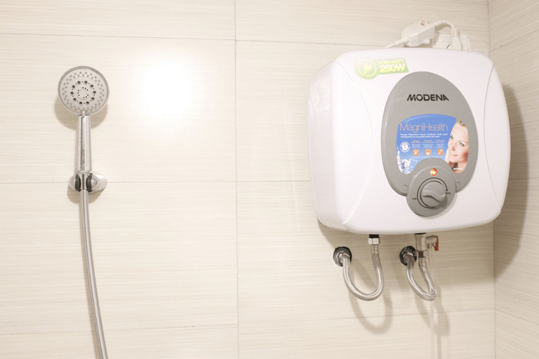 Bathroom 5, Convenient 1BR Gateway Pasteur Apartment By Travelio, Bandung