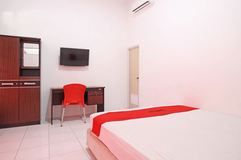 Bedroom 2, RedDoorz near Terminal Tirtonadi, Solo