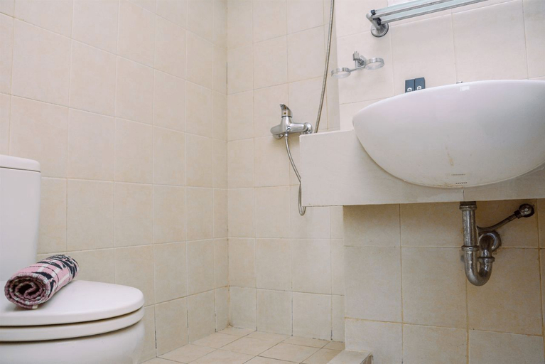 Bathroom 5, Fully Furnished and Spacious 2BR Maple Park Apartment By Travelio, Jakarta Utara