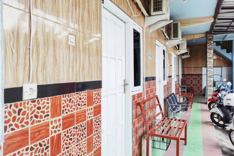 Exterior & Views 4, Queen Asri Mitra RedDoorz, Kediri