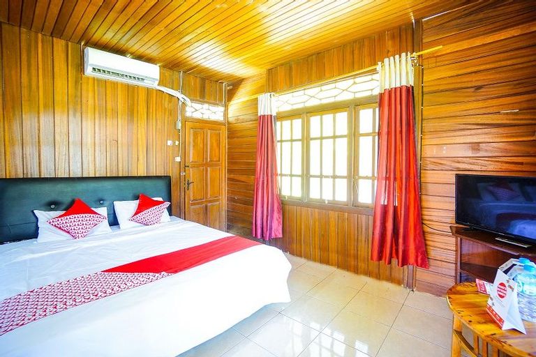 Bedroom 1, OYO 1254 Golden Lake Resort, Manado