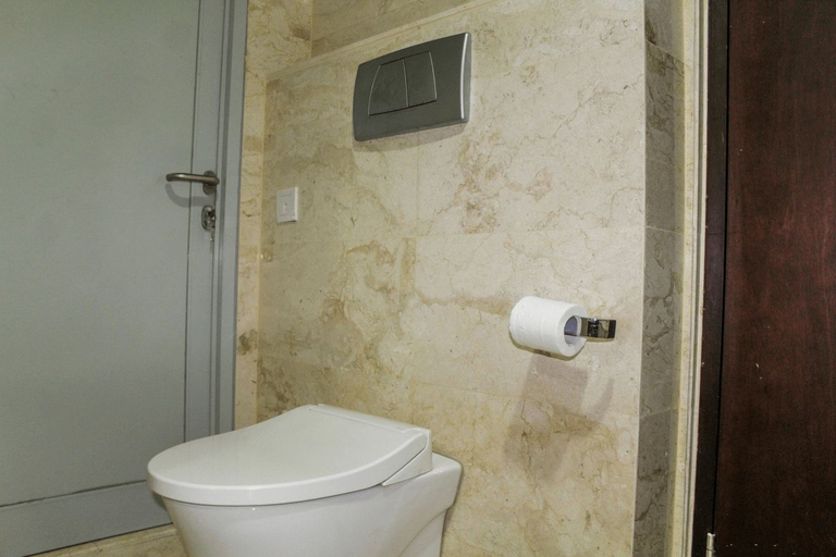 Bathroom 5, Spacious and Comfortable 1BR at Ciputra World 2 Apartment By Travelio, Jakarta Selatan